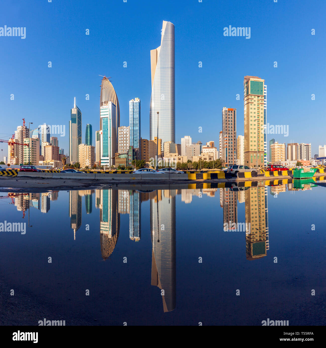 Skyline se refleja en el mar en la ciudad de Kuwait, Kuwait Foto de stock