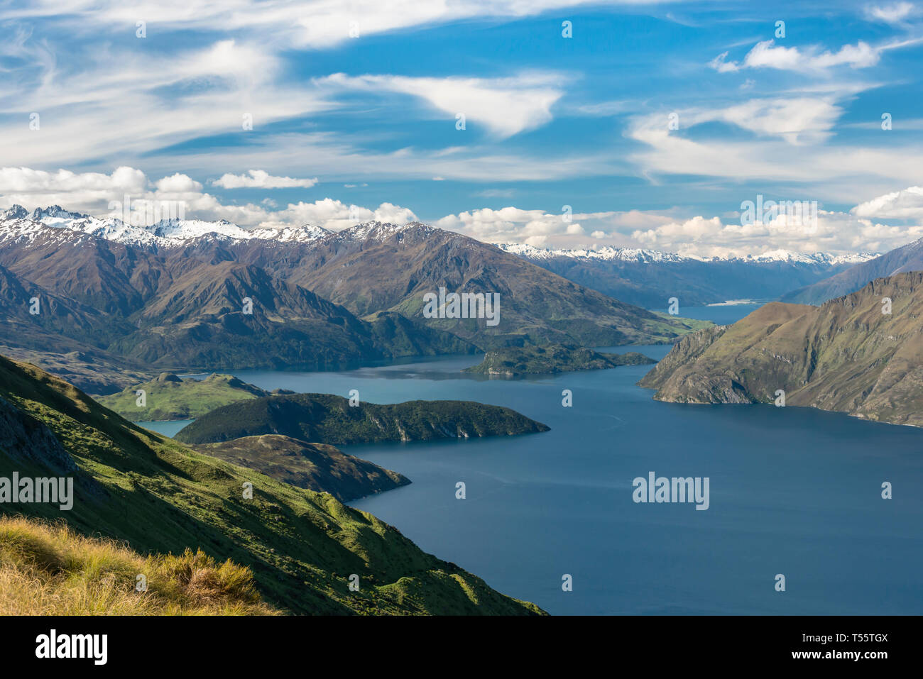 Las montañas, el Lago Wanaka en Nueva Zelanda Foto de stock