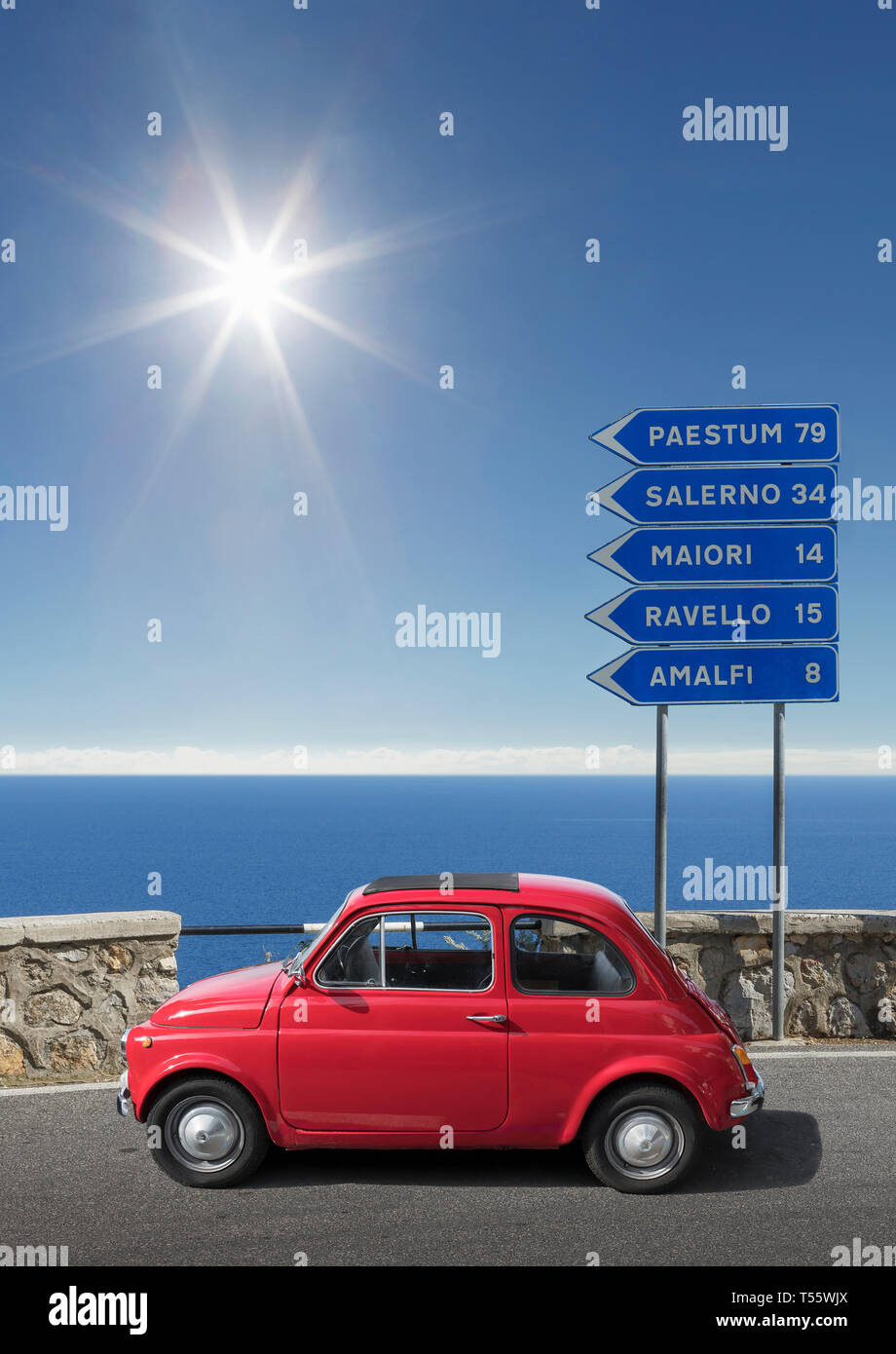 Coche rojo por señales de carretera en Costa de Amalfi, Italia Foto de stock