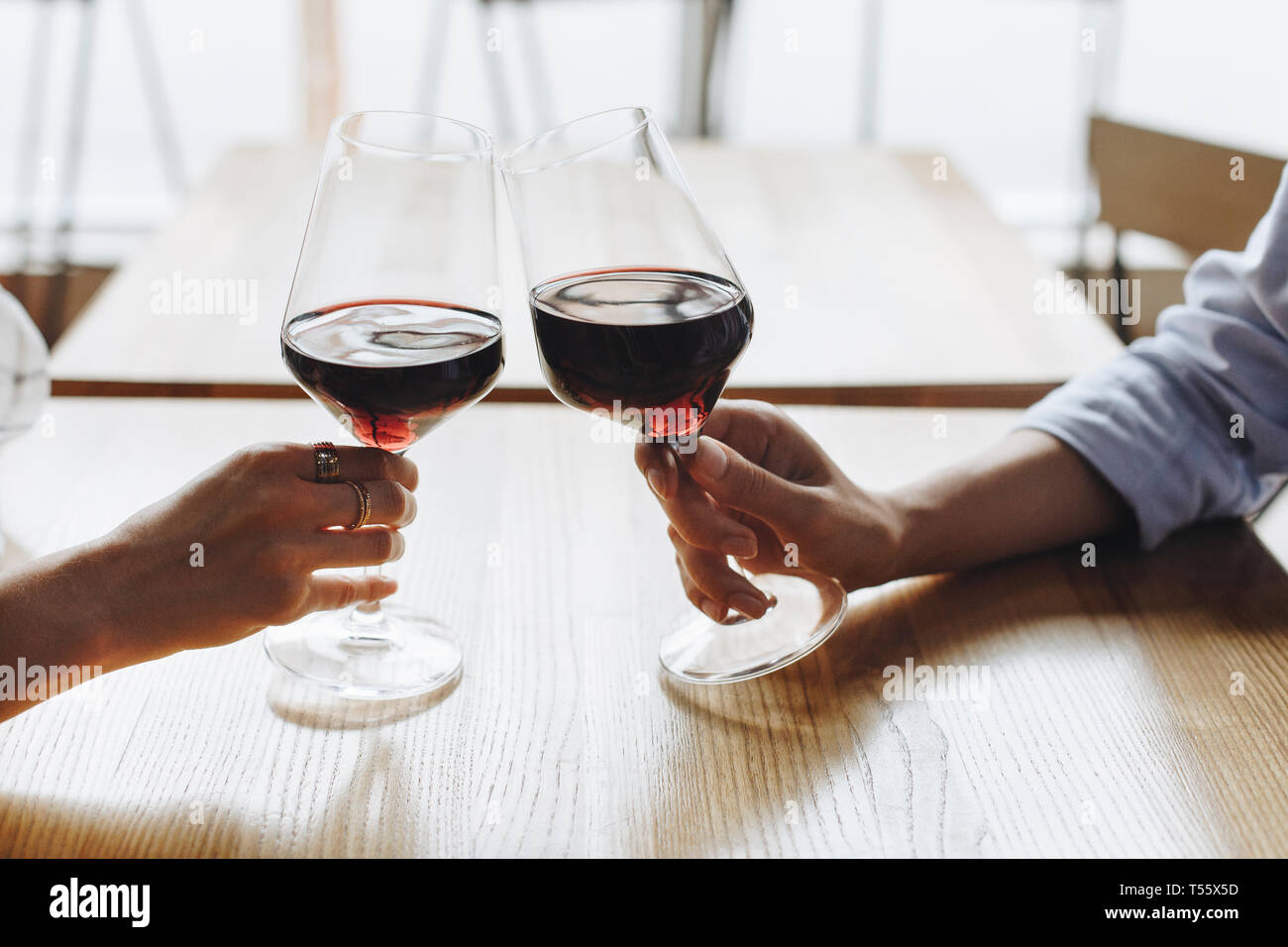 Las manos de la mujer, brindando con copas de vino tinto Fotografía de  stock - Alamy