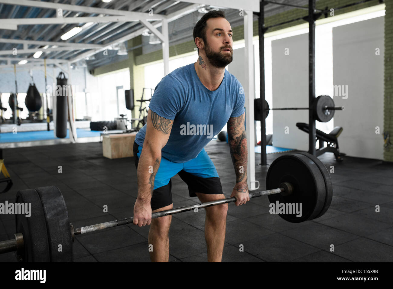 Mitad hombre adulto el levantamiento de pesas en el gimnasio Foto de stock