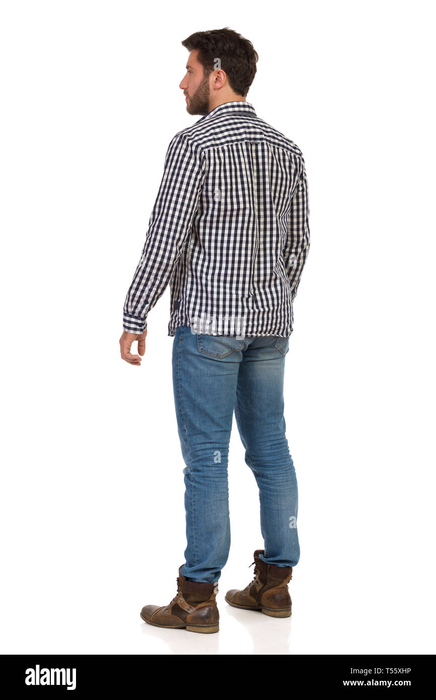 Hombre con vaqueros, botas y camisa de leñador está de pie y mirando a otro  lado. Vista trasera. Longitud total studio shot aislado en blanco  Fotografía de stock - Alamy