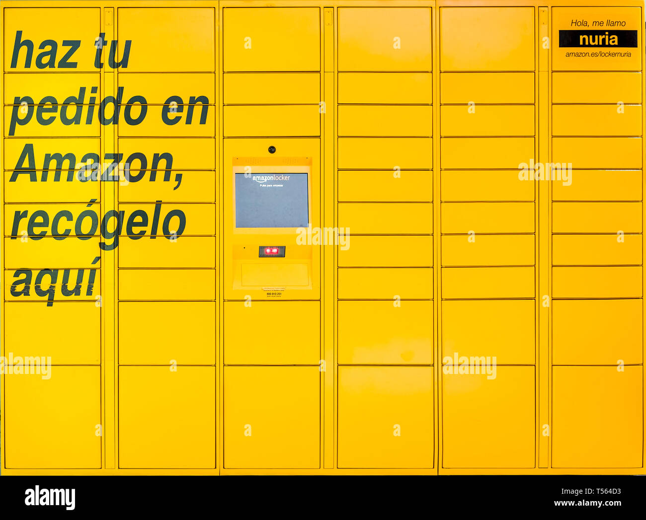 Málaga, España - 12 de mayo de 2018. Un armario de Amazon que pueden ser  utilizados por los clientes de Amazon como un punto de recogida para el  centro comercial Larios Centro