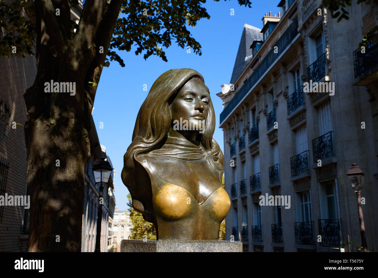 La estatua de Dalida, una cantante y actriz francesa, en el barrio Montmartre, Francia Foto de stock
