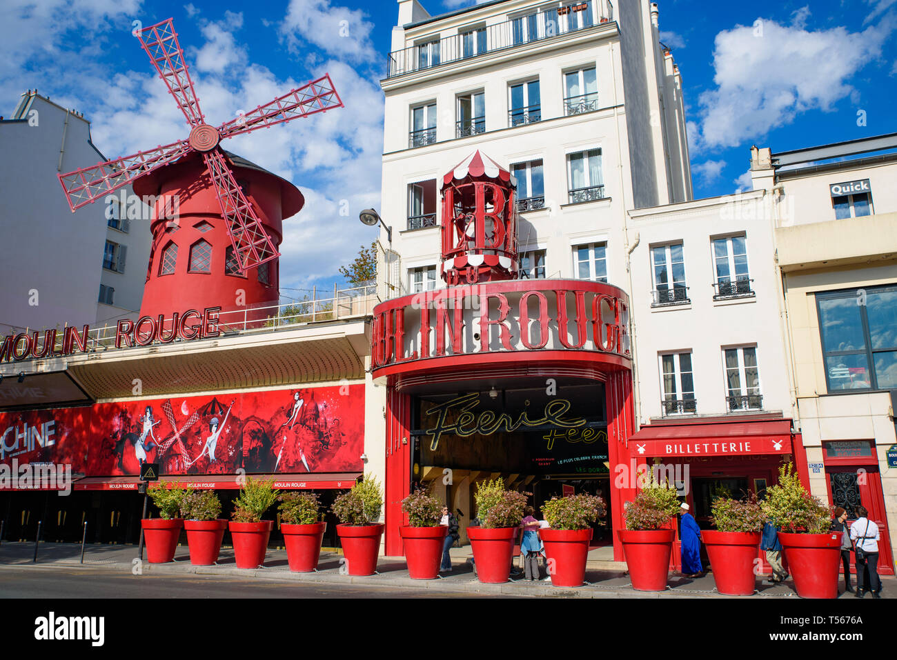 El Moulin Rouge, el cabaret más famoso de París, Francia Foto de stock