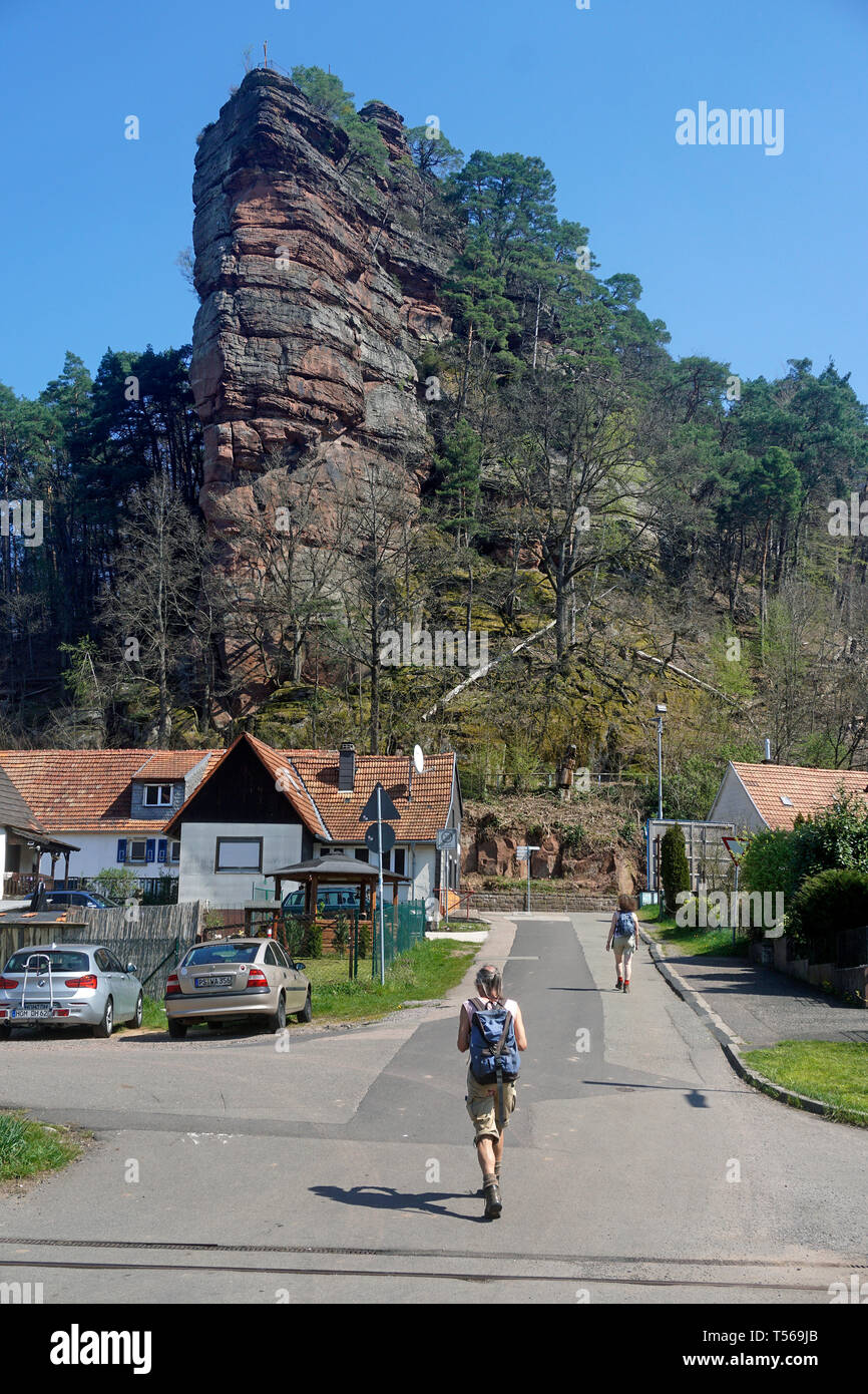 Caminante en 'Jungfernsprung', la formación de rocas y emblemático del municipio Dahn, Wasgau, Renania-Palatinado, Alemania Foto de stock