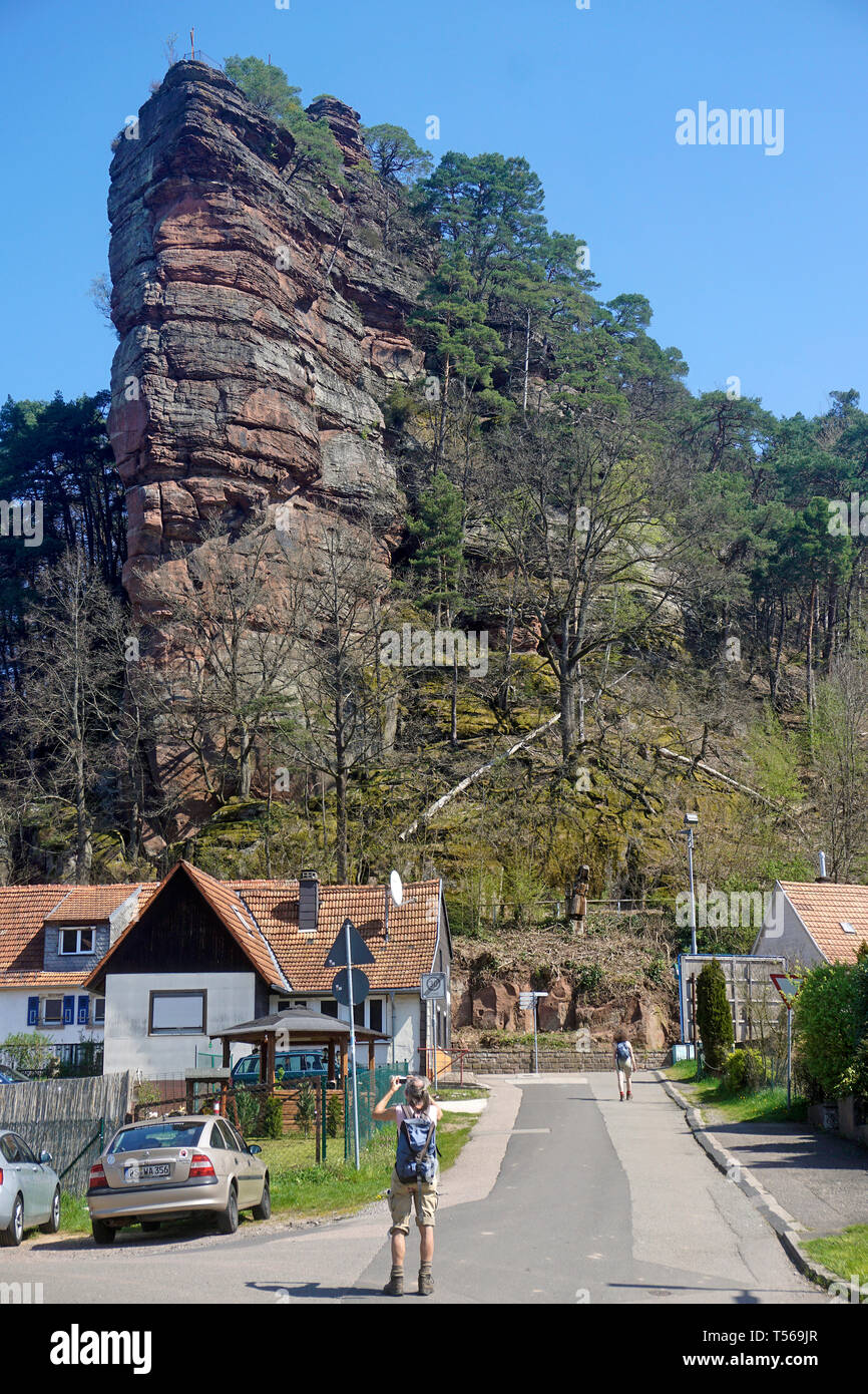 El 'Jungfernsprung', la formación de rocas y emblemático del municipio Dahn, Wasgau, Renania-Palatinado, Alemania Foto de stock