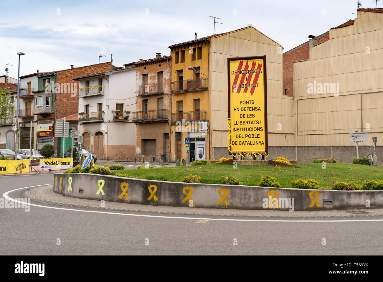 Cintas amarillas en una aldea típica en Cataluña, libertad para los presos políticos, la independencia de Catalunya, España Foto de stock