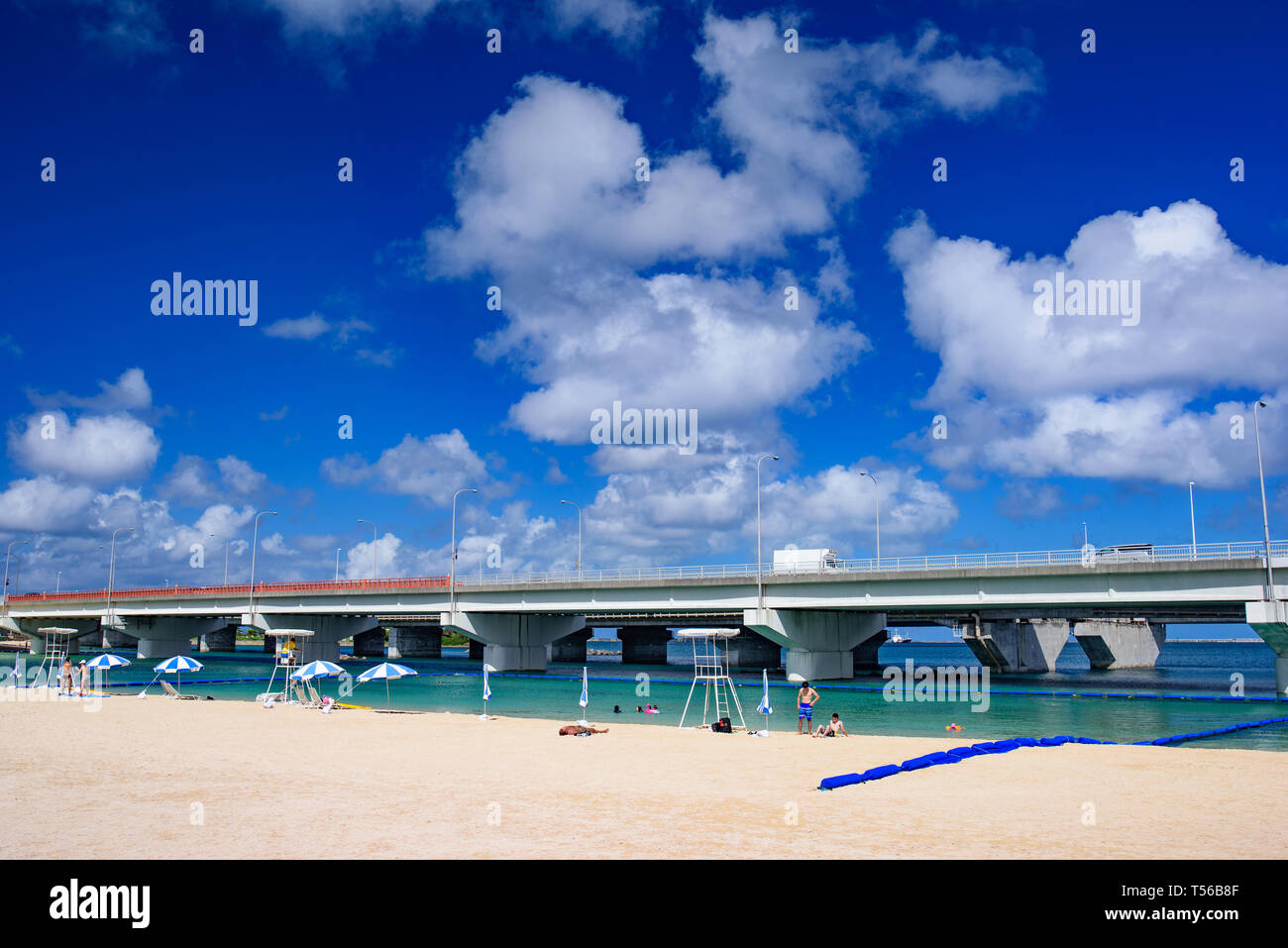 Naminoue Beach bajo la autopista en Naha, Okinawa, Japón Foto de stock