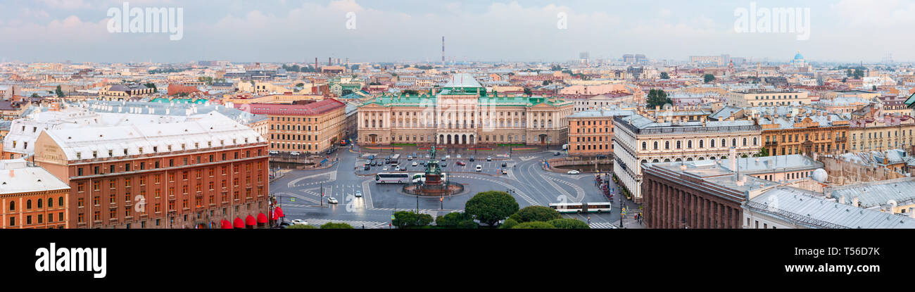 Vista aérea de la plaza de San Isaac y el Palacio Mariinsky bajo un cielo nublado. San Petersburgo, Rusia. Foto de stock