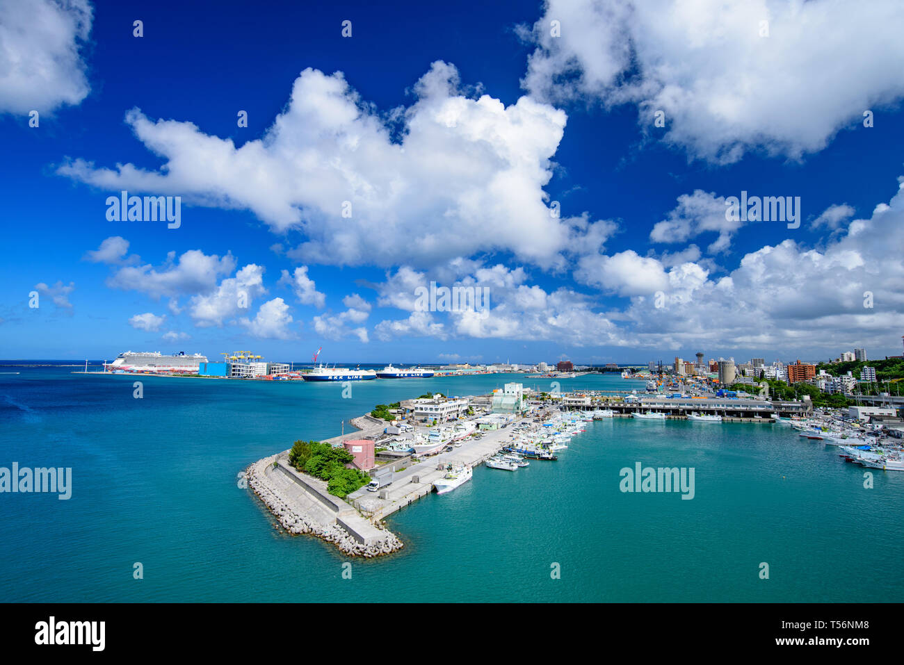 La vista aérea del puerto de Naha, Okinawa, Japón Foto de stock