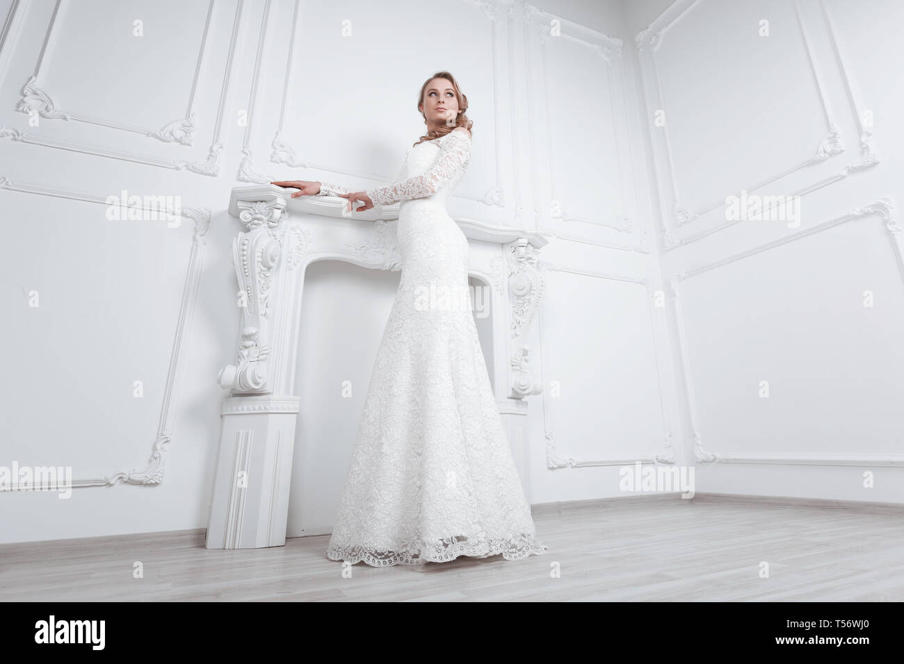 Mujer joven elegir un vestido de novia en una boutique de moda. foto con  espacio de copia Fotografía de stock - Alamy