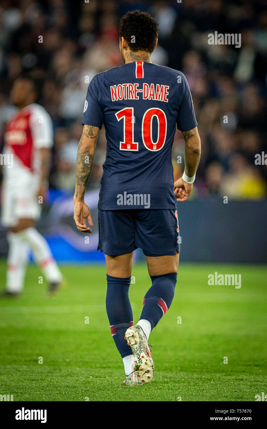 París, SI - 21.04.2019: PSG X MONACO - Neymar de PSG con Notre  Dame&#39;sage a a su camiseta durante el partido entre el PSG x Mónaco  celebrada en el Estadio Parc des