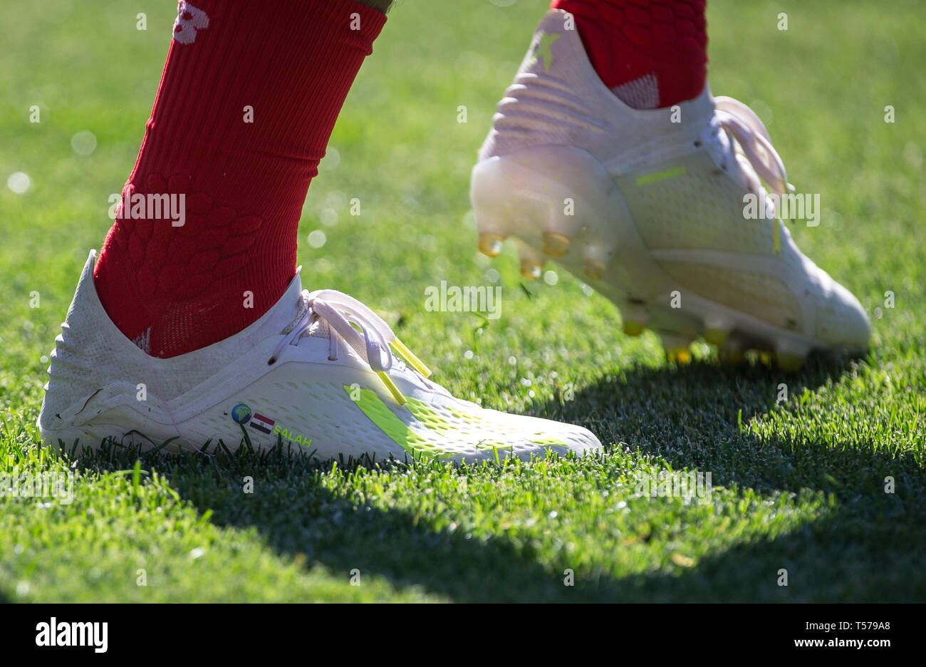 Reino Unido. 21 abr, 2019. Las botas de fútbol de adidas X Mohamed Salah de Liverpool mostrar icono mundial, Egipto bandera & Salah durante el partido de Liga Premier entre Cardiff