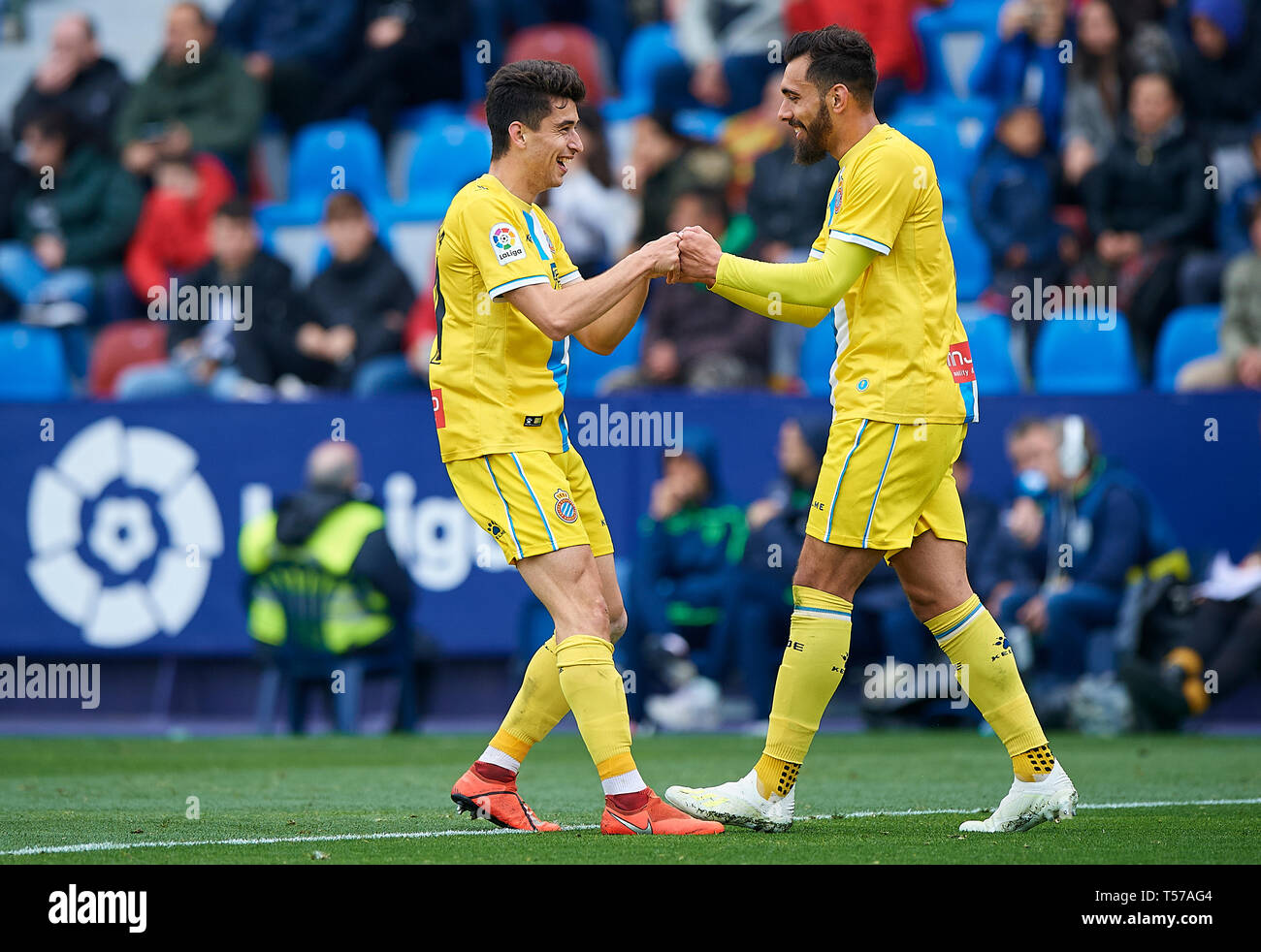 Búho construcción naval rompecabezas Valencia, España. 21 Mar, 2019. Fútbol: Liga Santander 2018/19 : Marc Roca  (L) del Espanyol celebra con su compañero de equipo Borja Iglesias (R) del  Espanyol tras marcar su segundo gol del