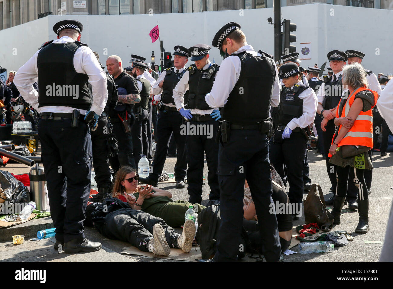 Los activistas ambientales son vistos de ser detenido por la policía en el Oxford Circus durante el quinto día del cambio climático protesta por la extinción del grupo movimiento de rebelión. Una gran cantidad de presencia policial en torno a la rosa como yates que ONU-bond los activistas que pegan ellos y la policía se prepara para eliminarlos desde el sitio. Según la policía, se reunieron más de 1.000 activistas han sido detenidos desde la demostración comenzó el 11 de abril de 2019. Foto de stock