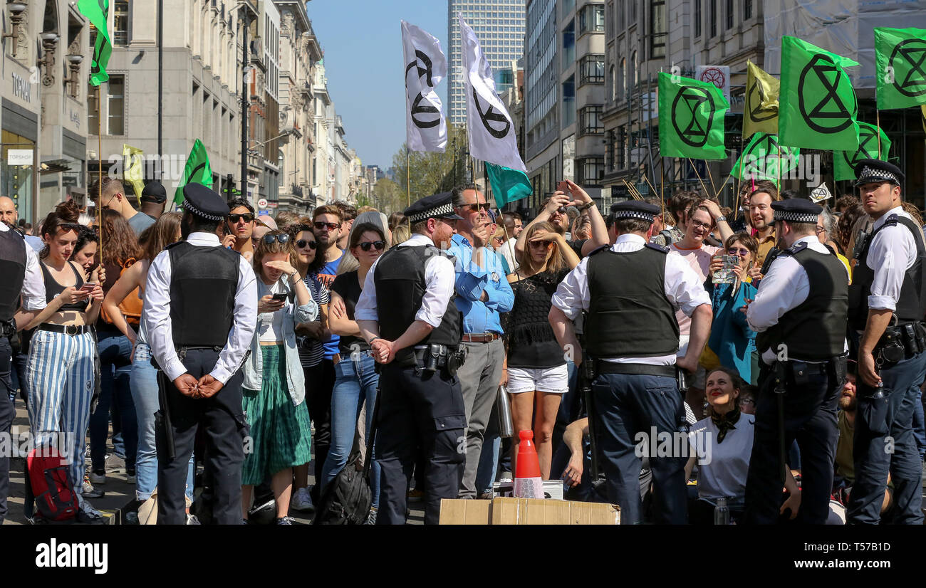 Los activistas ambientales son vistos en el Oxford Circus durante el quinto día del cambio climático protesta por la extinción del grupo movimiento de rebelión. Una gran cantidad de presencia policial en torno a la rosa como yates que ONU-bond los activistas que pegan ellos y la policía se prepara para eliminarlos desde el sitio. Según la policía, se reunieron más de 1.000 activistas han sido detenidos desde la demostración comenzó el 11 de abril de 2019. Foto de stock