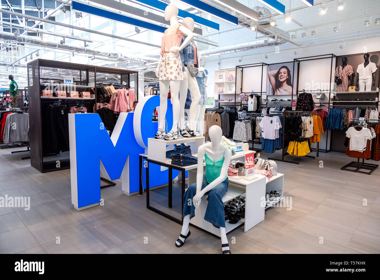 Samara, Rusia - Abril 20, 2019: MODIS tienda de ropa en el centro comercial  de Ambar. MODIS es una empresa rusa especializada en la fabricación y trad  Fotografía de stock - Alamy