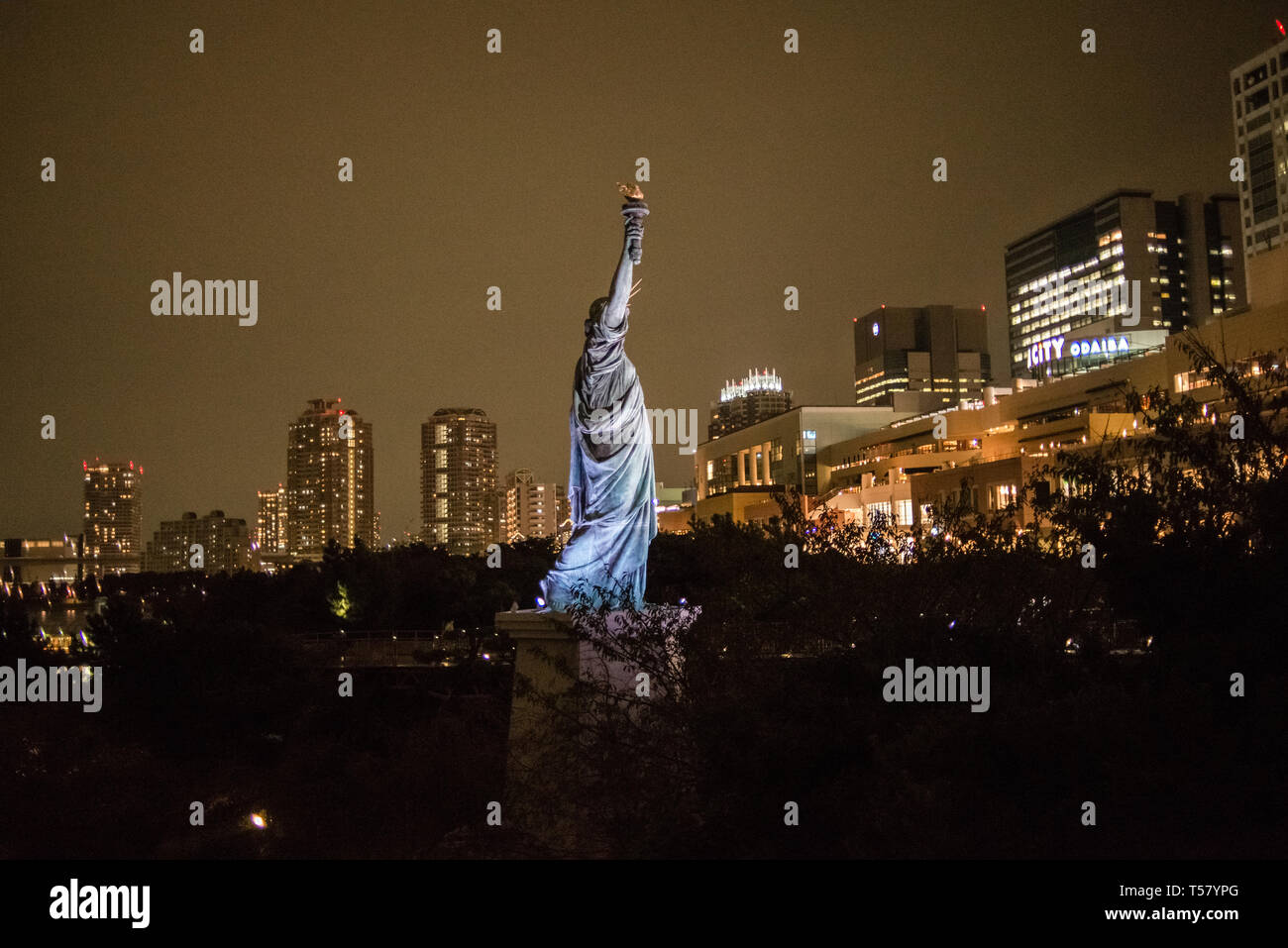 Estatua De La Libertad Iluminado Por La Noche En Odaiba Tokio Japon Fotografia De Stock Alamy Estatua De La Libertad Iluminado Por La Noche En Odaiba Tokio Japon Fotografia De Stock Alamy