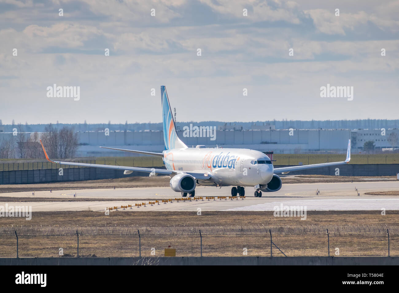 Kiev, Ucrania - Marzo 17, 2019: Fly Dubai Boeing 737-800 de rodadura en la pista de aterrizaje en el aeropuerto Foto de stock