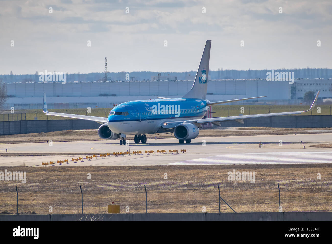 Kiev, Ucrania - 17 de marzo de 2019: KLM Boeing 737-800 de rodadura en la pista de aterrizaje en el aeropuerto Foto de stock