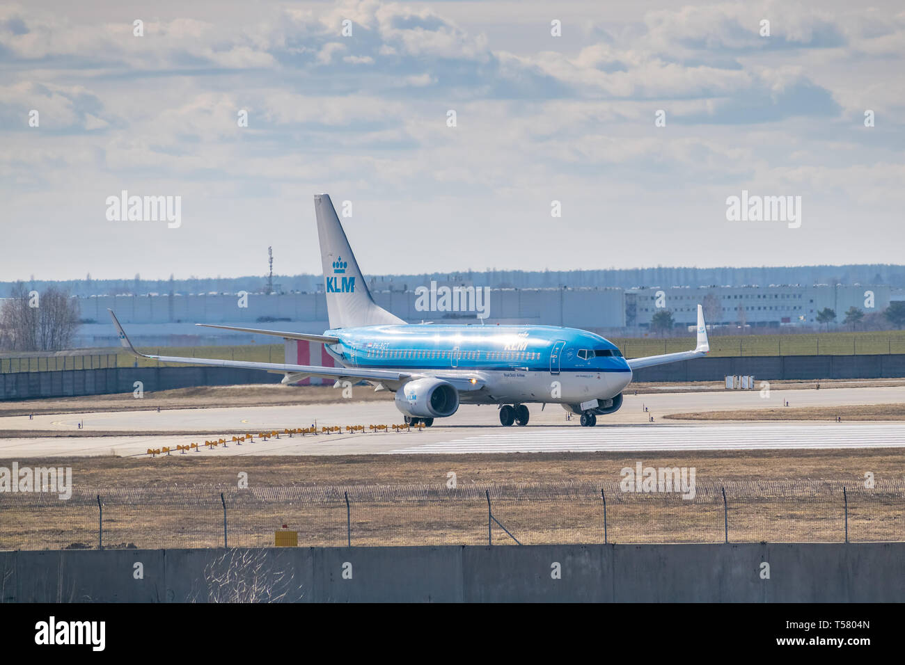 Kiev, Ucrania - 17 de marzo de 2019: KLM Boeing 737-800 de rodadura en la pista de aterrizaje en el aeropuerto Foto de stock