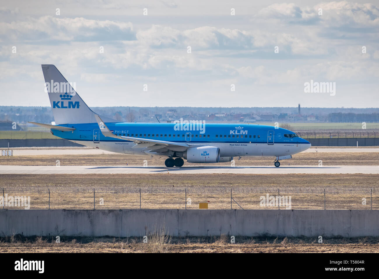 Kiev, Ucrania - 17 de marzo de 2019: KLM Boeing 737-800 de rodadura en la pista de aterrizaje en el aeropuerto Foto de stock