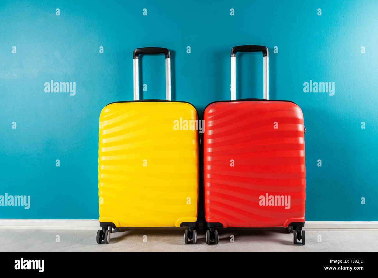 Tamaño de la cabina brillante maletas como concepto de vacaciones  Fotografía de stock - Alamy