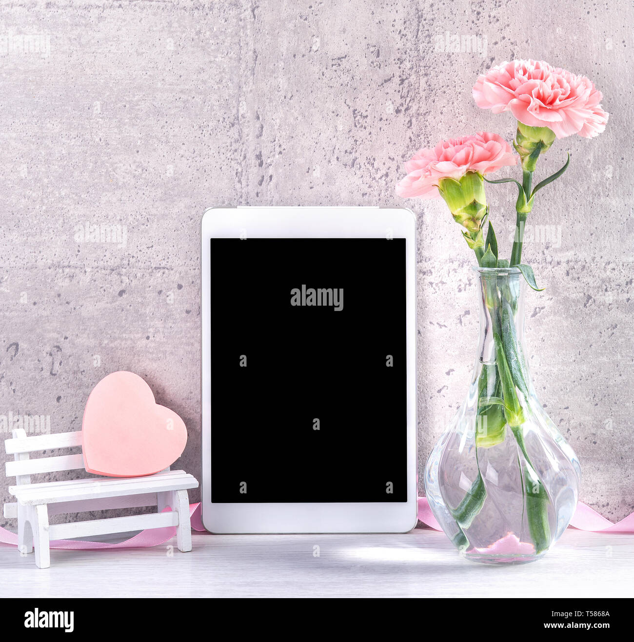 La Decoracion Del Hogar Con Un Blooming Clavel Y Tablet Como Marco