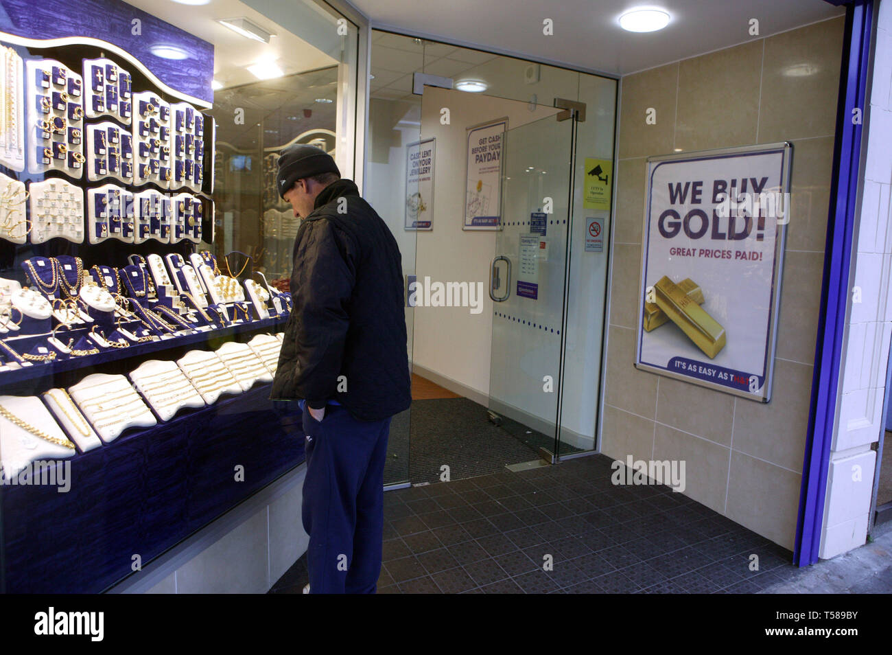 Pawnbroker, cheques cobrados y velocidad de préstamos. Wembley Central, Londres. 20/10/2008 Foto de stock