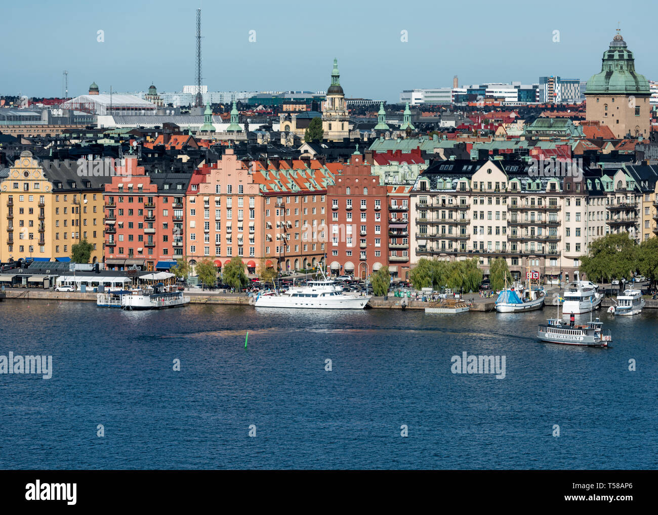 Los coloridos edificios de histroric Norr Mälarstrand mirando los ferries y barcos amarrados en el Lago Mälaren. Foto de stock