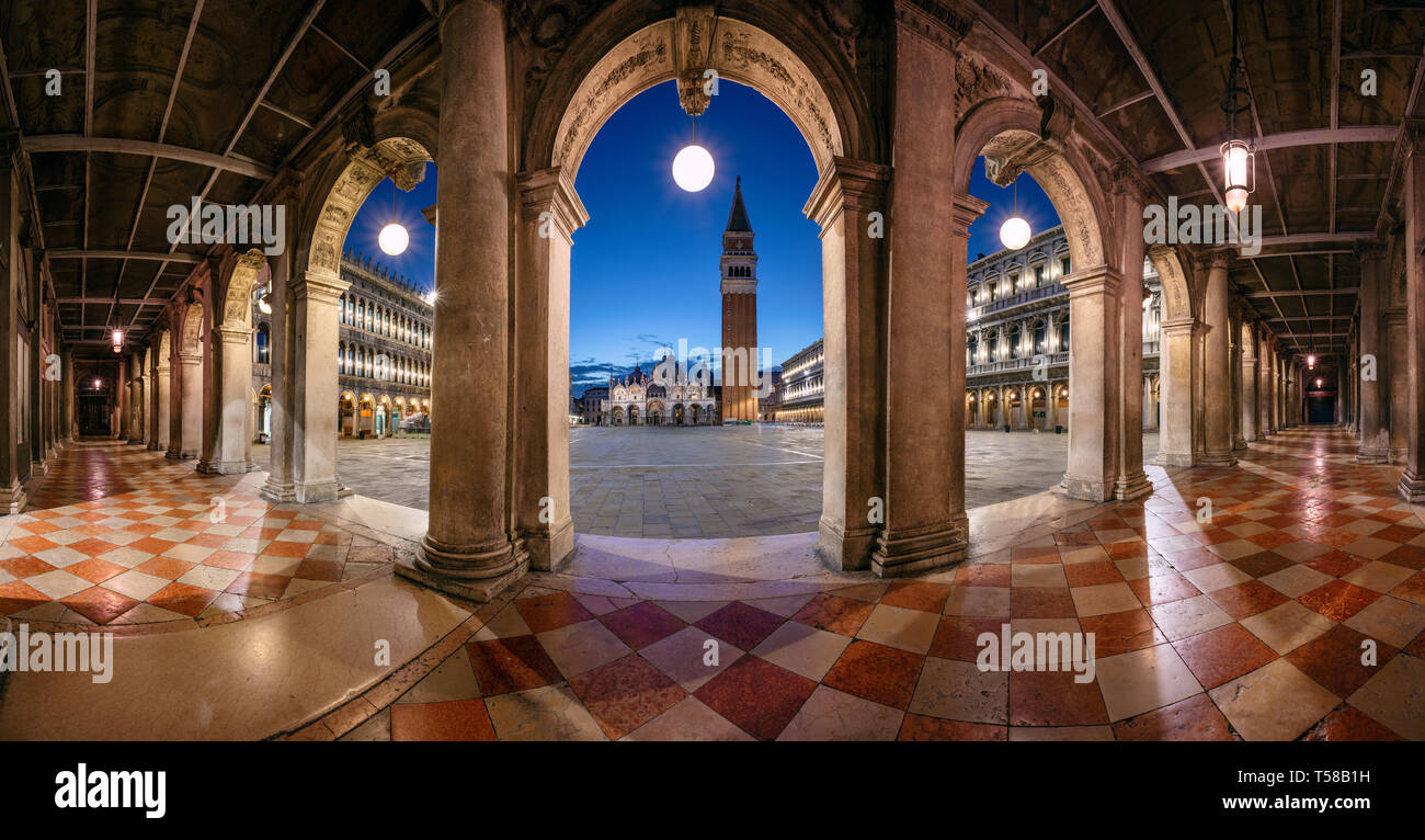Venecia, Italia. Paisaje urbano imagen panorámica de la plaza de San Marcos, en Venecia, Italia, durante el amanecer. Foto de stock