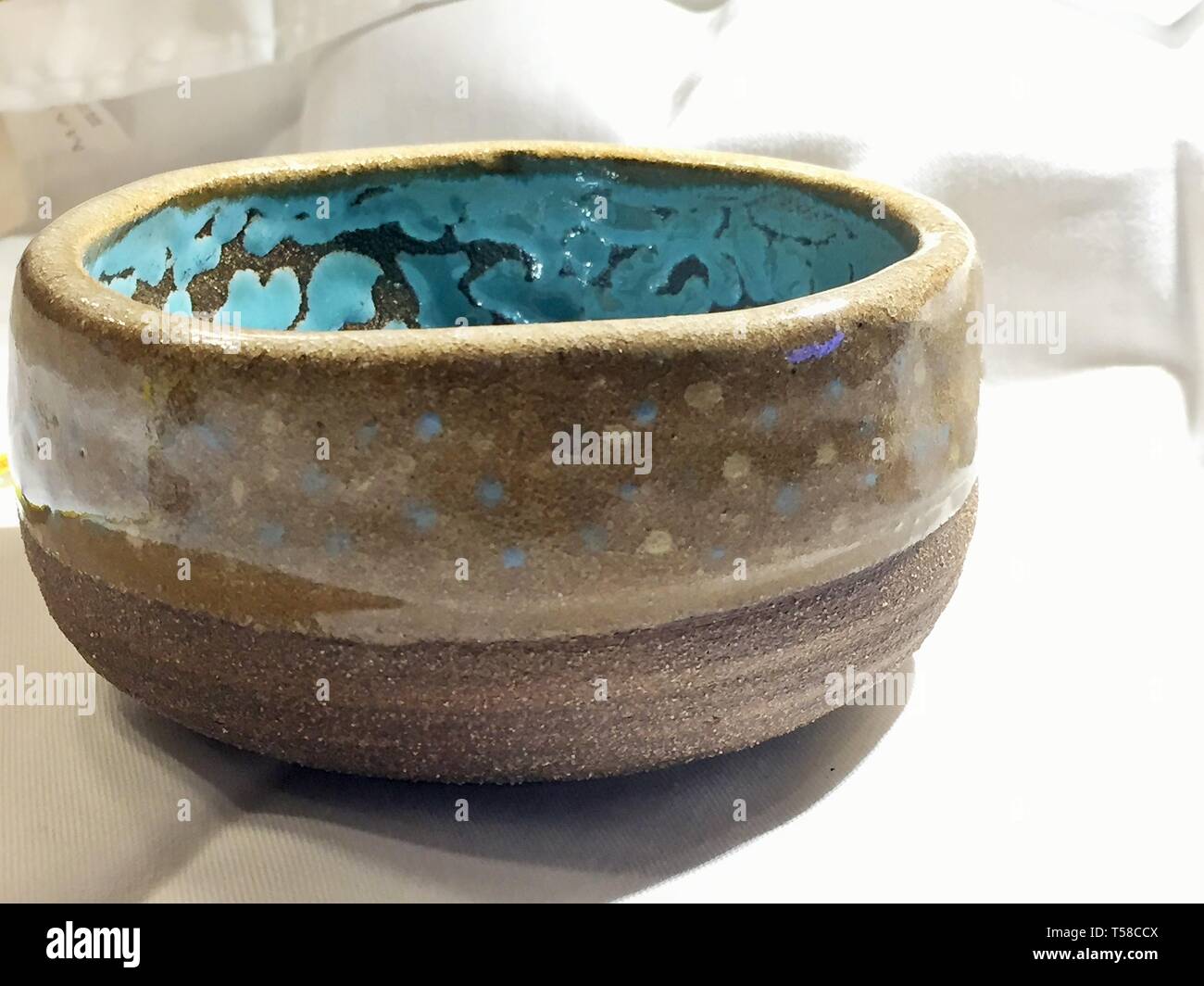 Objetos artesanales de cerámica de un artista local, disparó a cono 10 y  glaseado con alimentos glaseados segura Fotografía de stock - Alamy