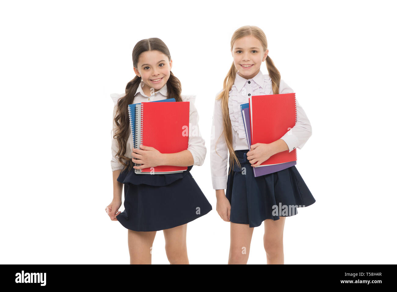 Estamos escribiendo nuestro futuro. Las pequeñas niñas celebración  cuadernos para escribir la lección. Los niños pequeños aprenden la lectura  y la escritura en la escuela. El aprendizaje de las habilidades de escritura