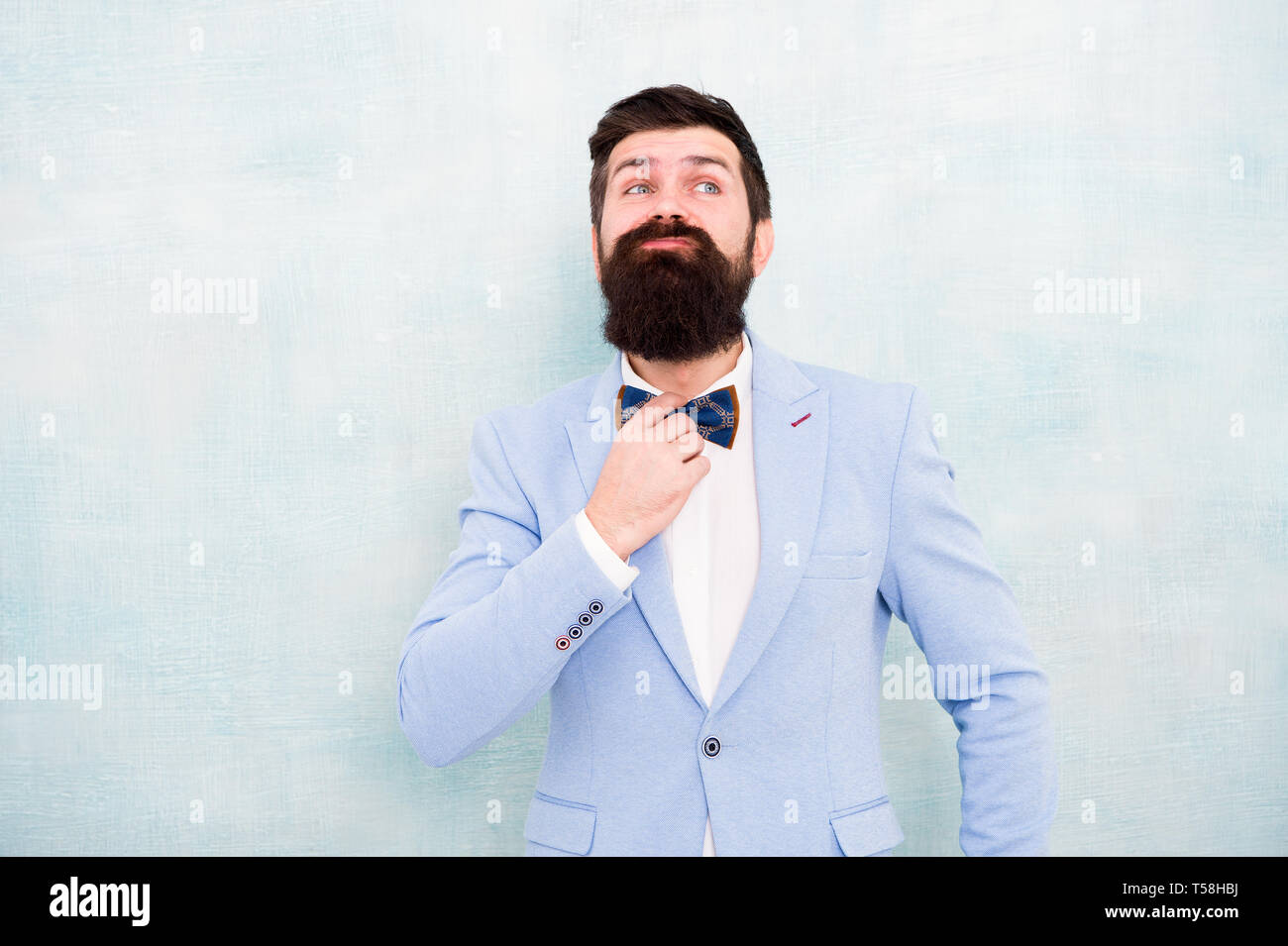 El hombre barbado hipster traje formal con pajarita. La moda nupcial.  Estilo formal conjunto perfecto. El novio impecable. Consejos para manejar  la ansiedad pre boda. Mi gran día. Bien arreglados guy en