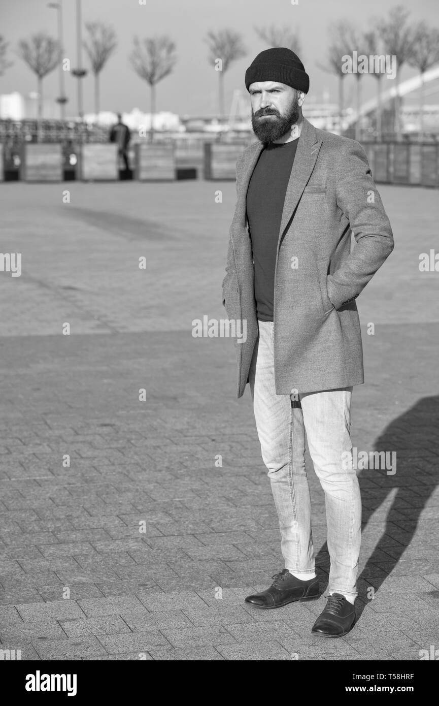 Ropa casual masculino. Hipster traje. Elegante ropa casual para el otoño y  el invierno. Ropa y concepto de moda masculina. El hombre barbado hipster  elegante abrigo de moda. Cómodas y frescas Fotografía