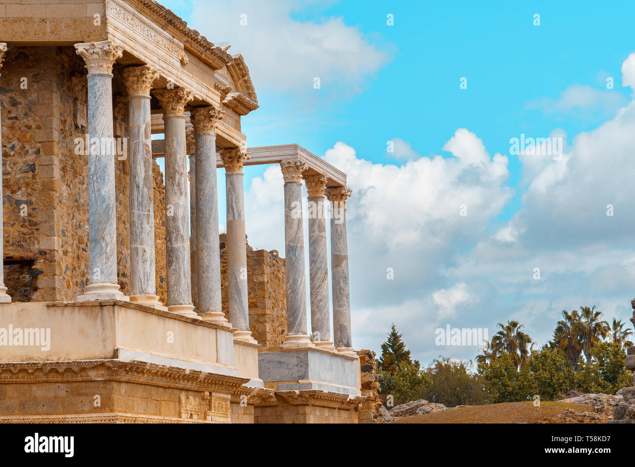 Scaenae frons del antiguo Teatro Romano en Mérida, España Fotografía de ...