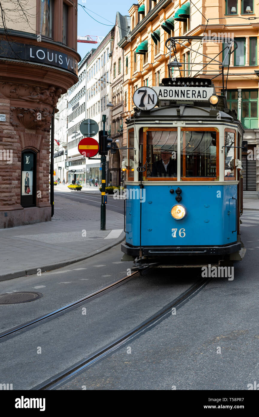 Tranvía antiguo en Birger Jarlsgatan, Östermalm, Suecia. Foto de stock