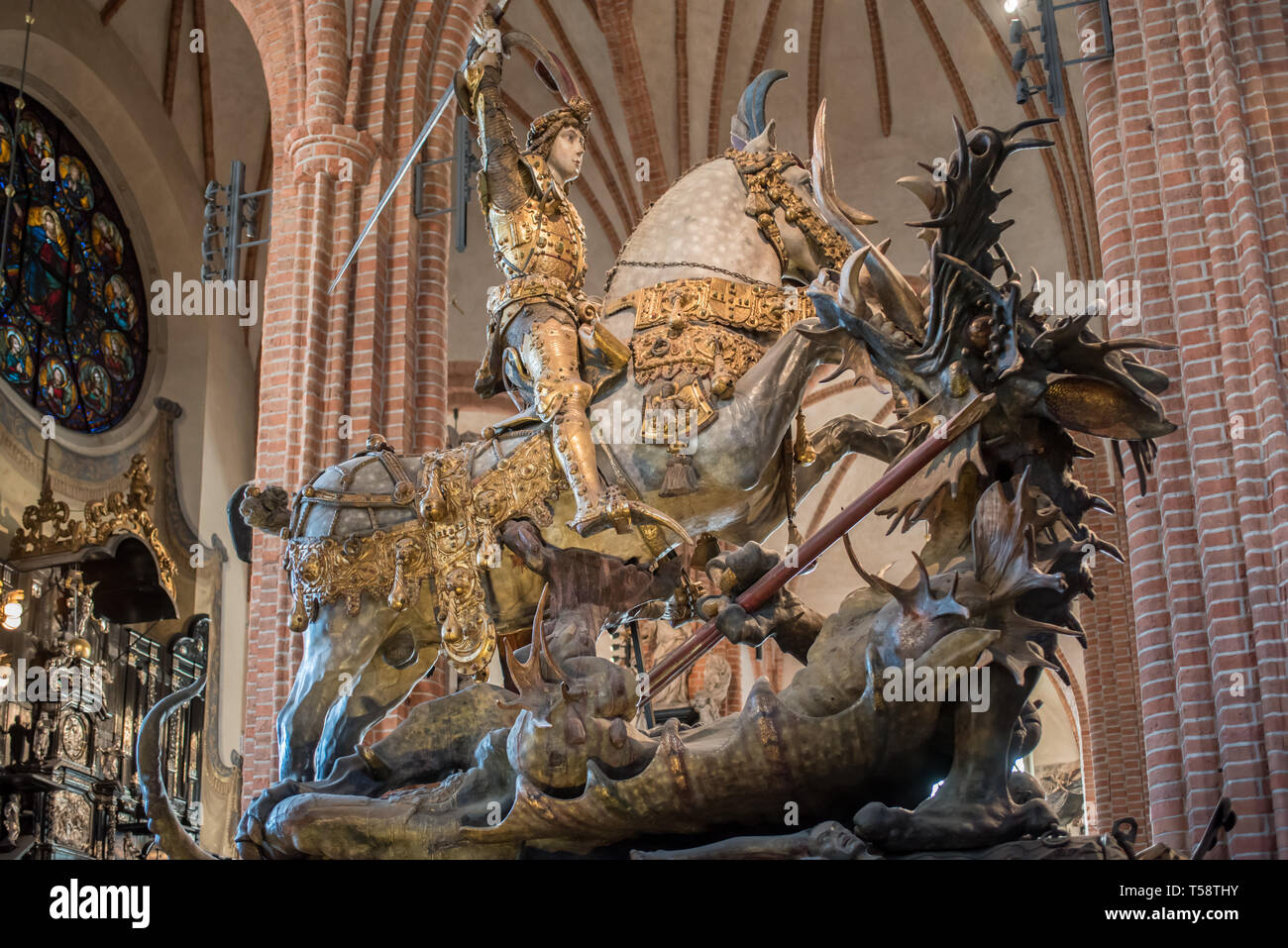 Bernt Notke medieval tardía de la escultura de madera representando la leyenda de San Jorge y el Dragón, ubicado en Storkyrkan en Estocolmo Foto de stock