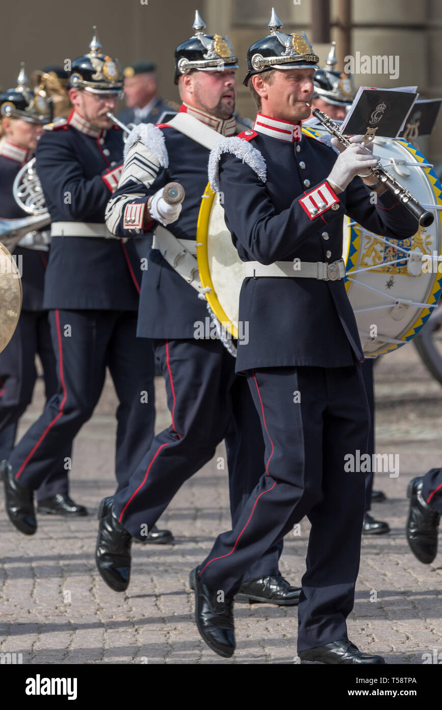 Los músicos de la banda del Ejército Real Sueca en azul oscuro lleno de  uniformes y vestido negro cascos pickelhaube jugando durante el cambio de  guardia Fotografía de stock - Alamy