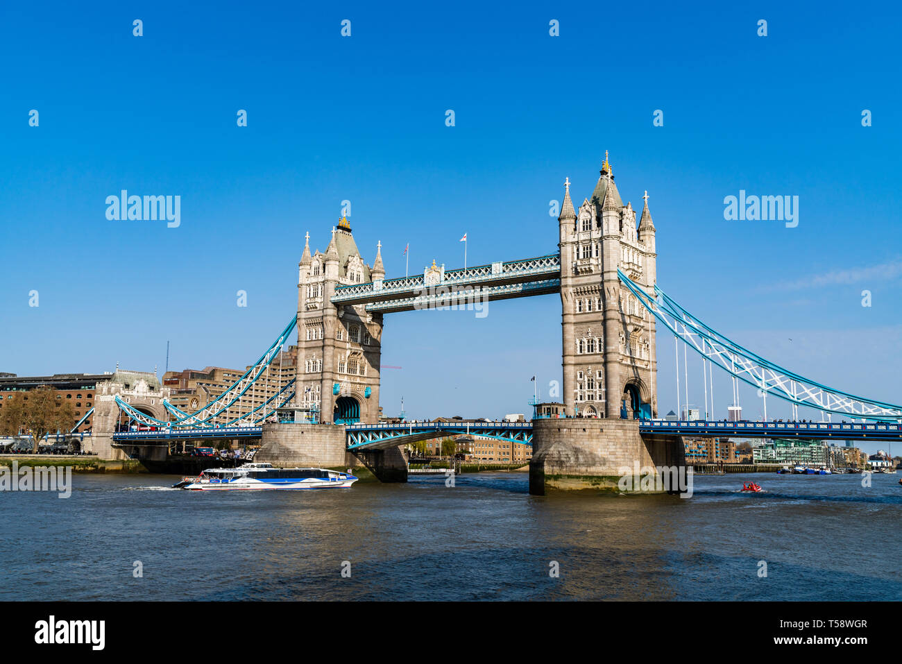 Tower Bridge en Londres, Reino Unido. Día hermoso con cielo despejado. Uno de los símbolos de Inglés Foto de stock