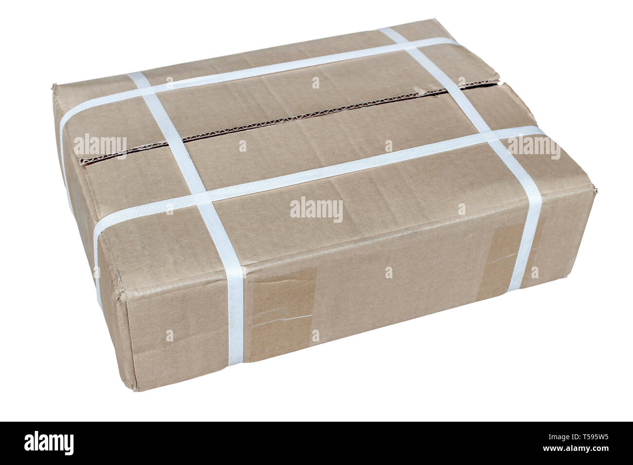 Una caja de cartón embalado en forma aislada en un fondo blanco. Foto de stock