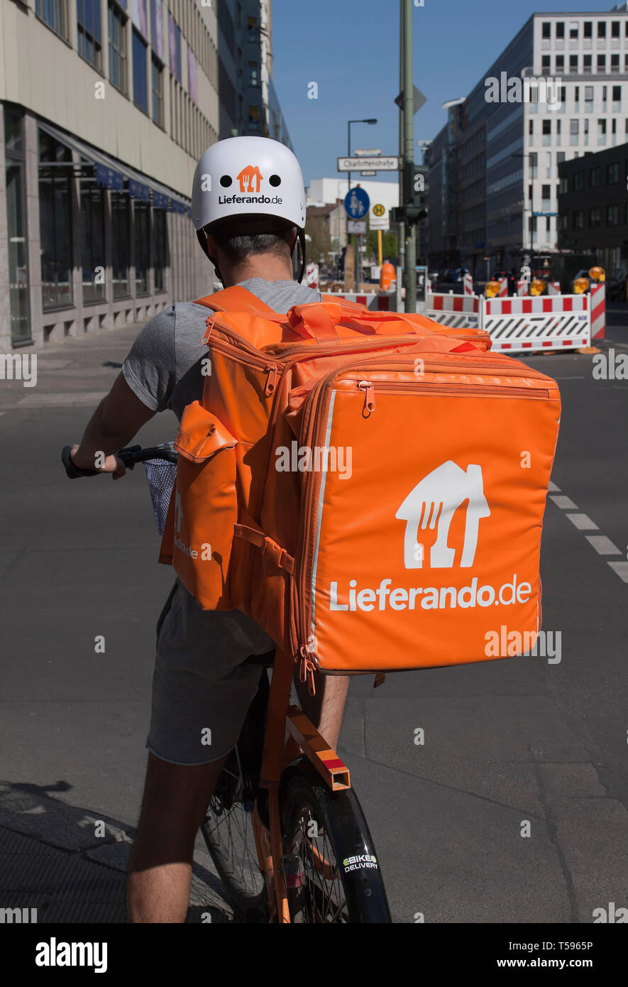 Servicio de entrega de ciclistas de Lieferando en Berlín. Foto de stock