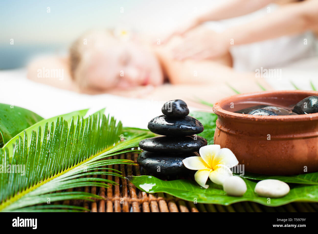 Masaje de spa al aire libre fotografías e imágenes de alta resolución -  Alamy