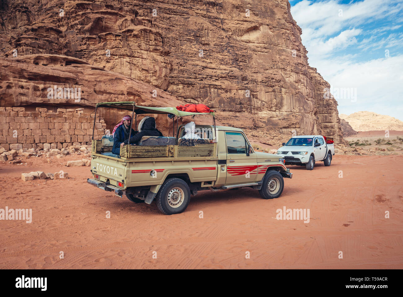 Excursión 4x4 en Wadi Rum valley también llamado Valle de la Luna en  Jordania Fotografía de stock - Alamy