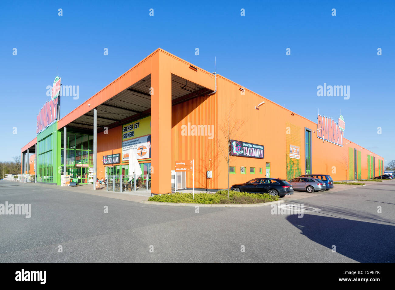 Globus Baumarkt firmar al almacén. Globus es una cadena minorista alemán de  los hipermercados, tiendas de bricolaje y tiendas de electrónica Fotografía  de stock - Alamy