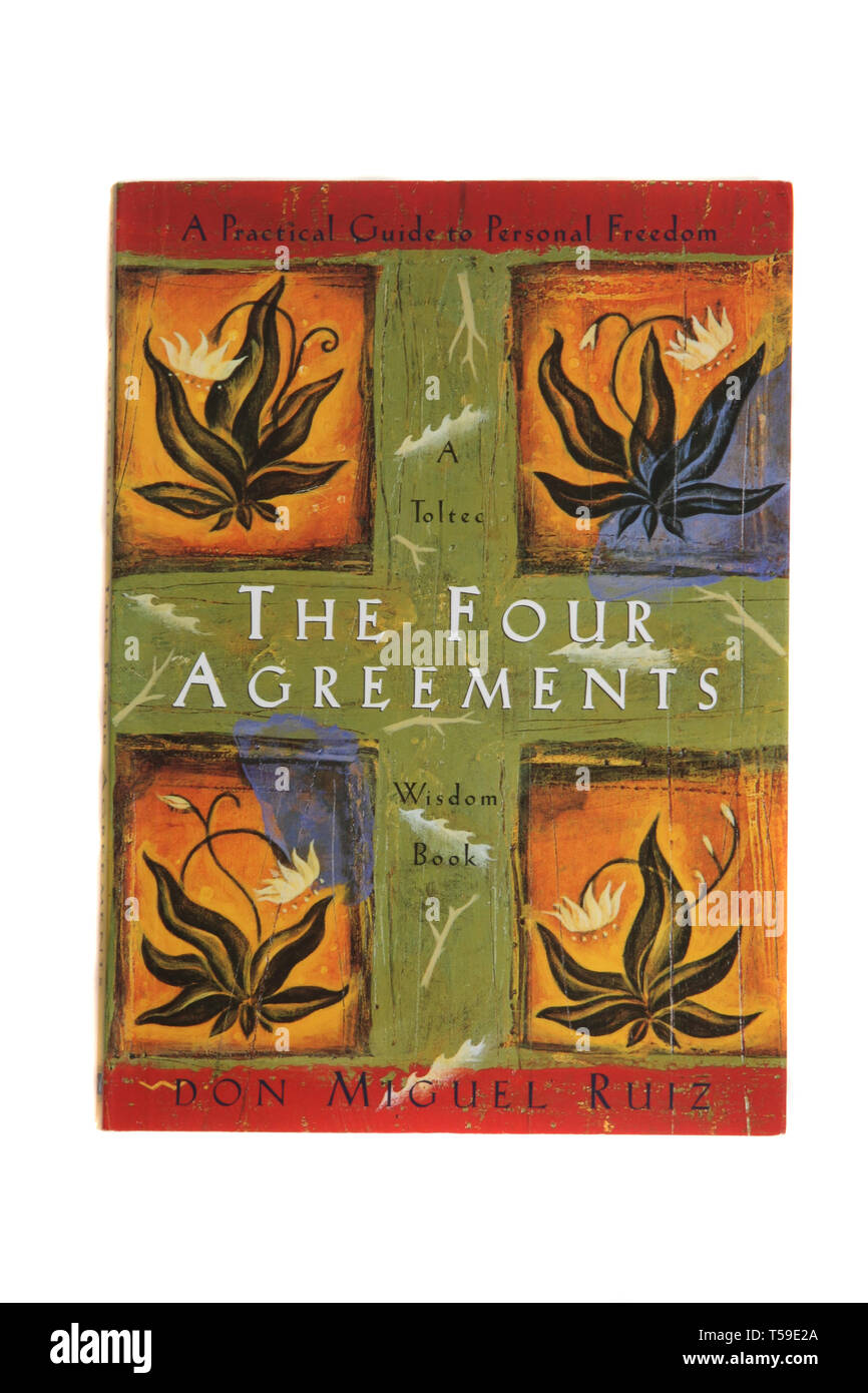 El libro, Los cuatro acuerdos: Una guía práctica para la libertad personal  por Don Miguel Ruiz Fotografía de stock - Alamy