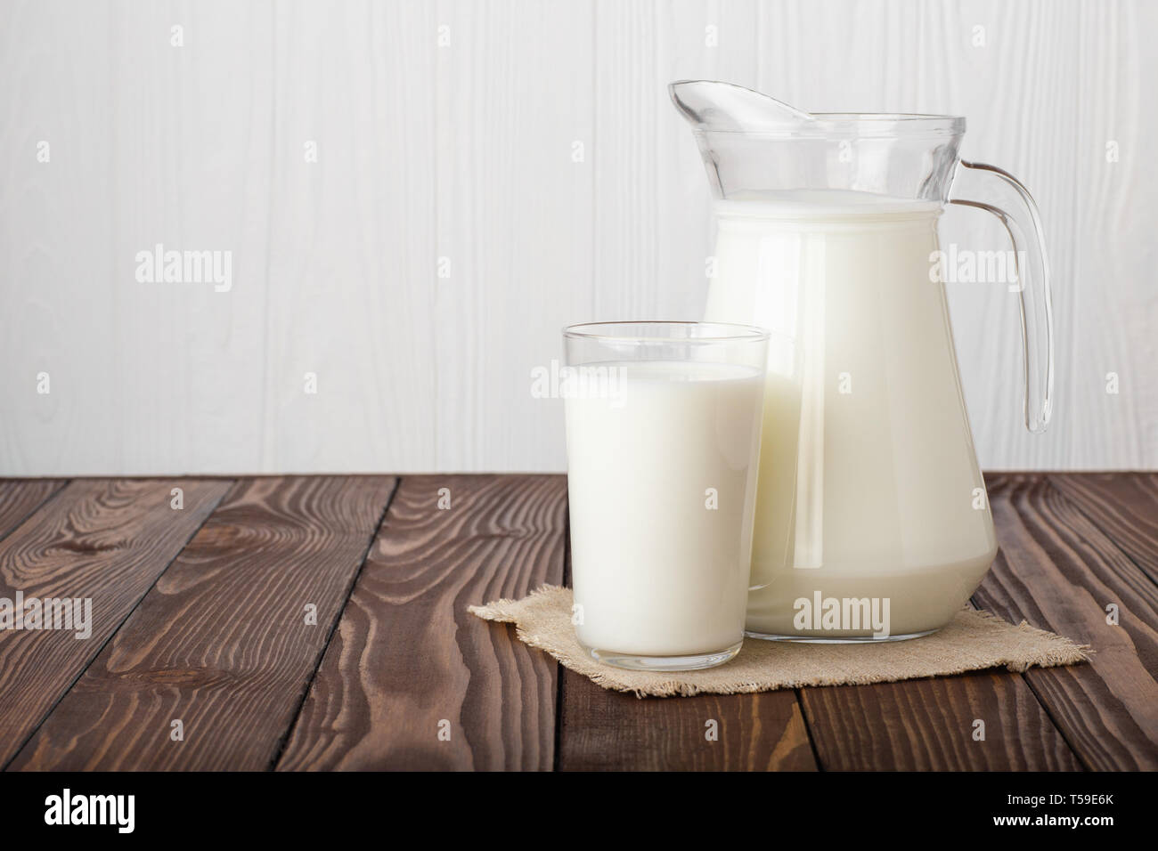 En el vaso y la jarra de leche Foto de stock