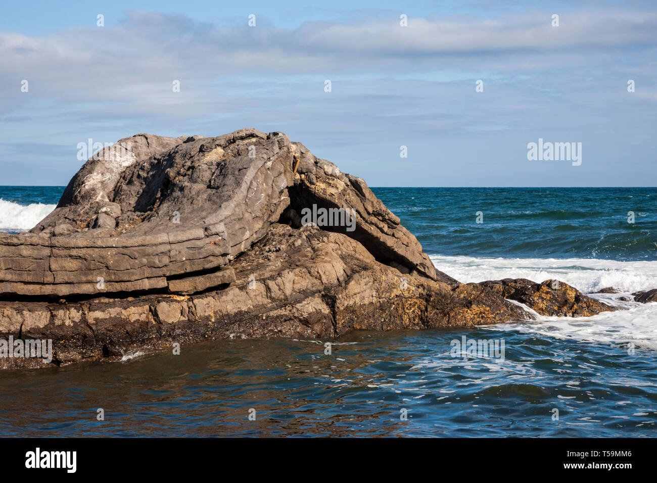 Rock Graymare una formación de roca caliza plegada sobre Embleton Bay Foto de stock