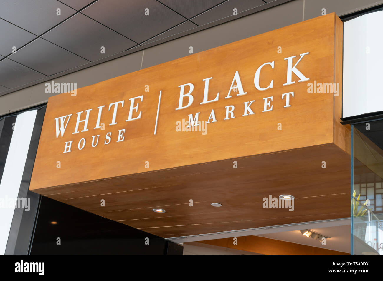 SANTA MONICA, CA/USA - Abril 18, 2019: la Casa Blanca tienda minorista del  mercado negro exterior y el logotipo de la marca Fotografía de stock - Alamy